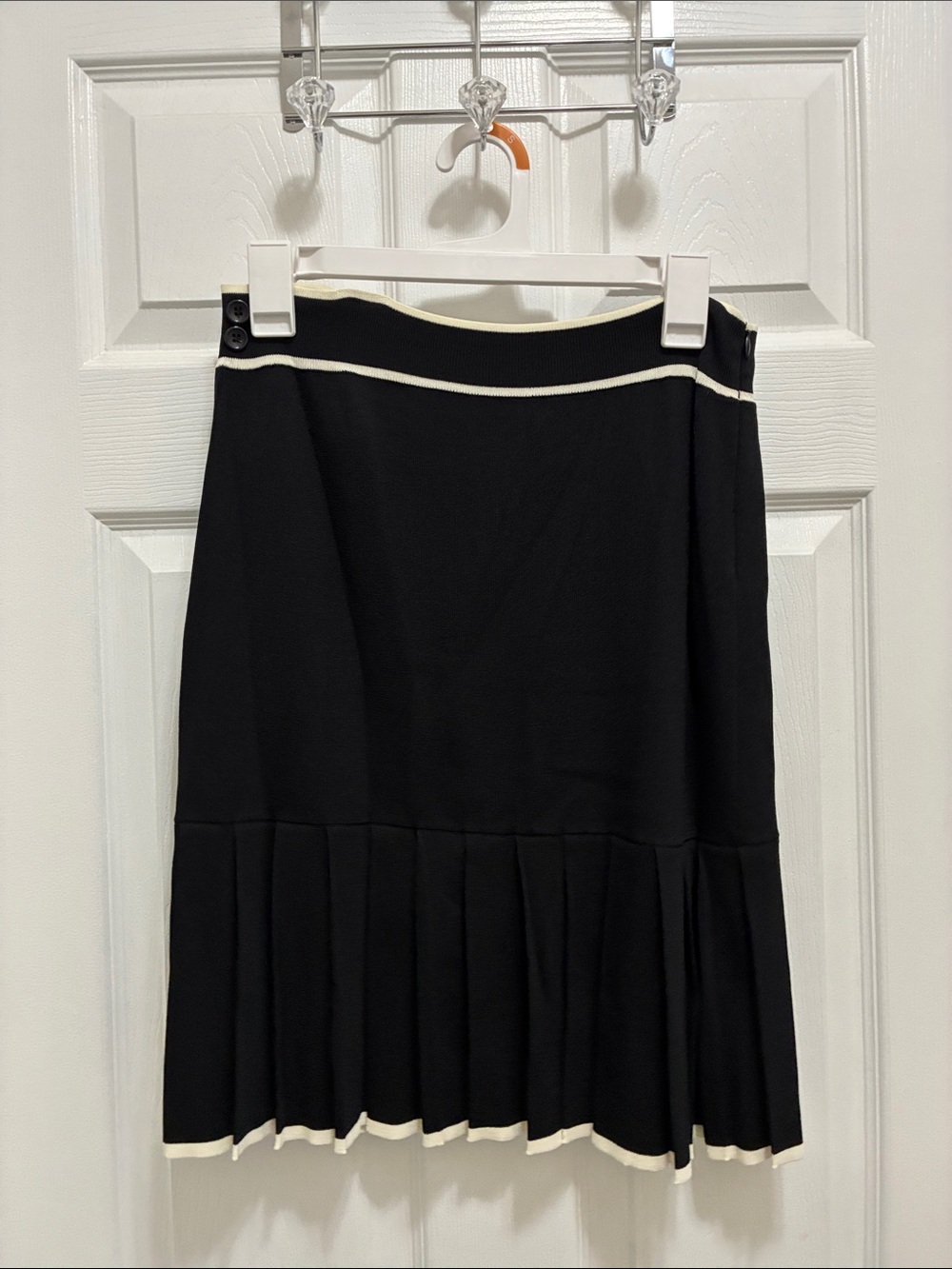 VERTIGO Black & cream Pleated Hem Knit Skirt with Contrast Trim Sz L